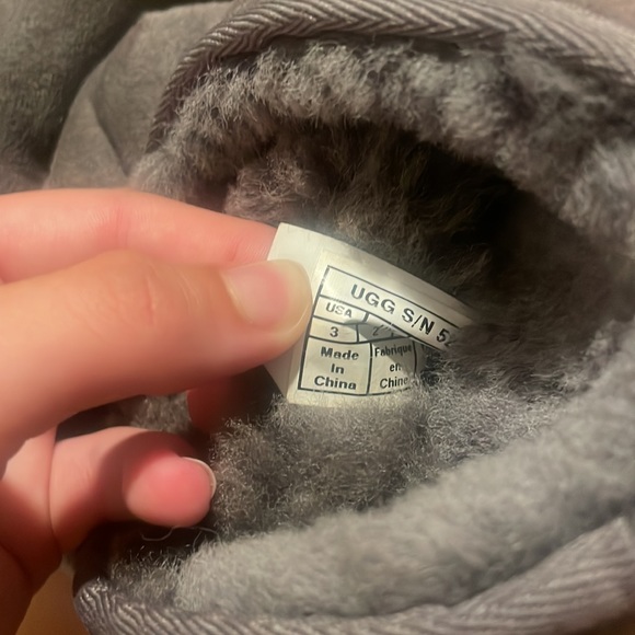 size 3 grey uggs never worn - Picture 4 of 4